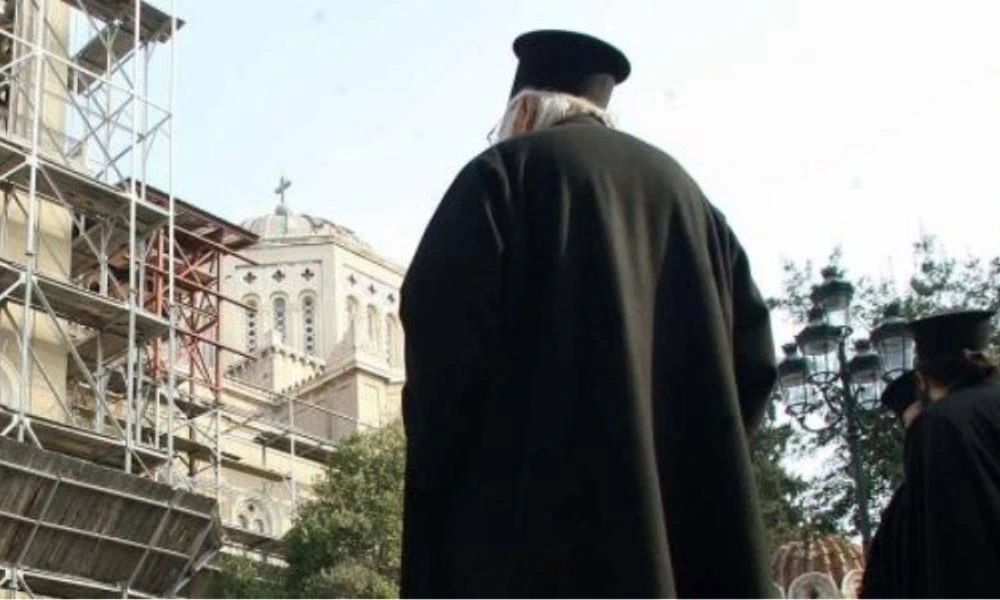Αίγιο; "Γιαλαντζί" επίσκοπος καλεί τον κόσμο να πάρει τα όπλα- Απειλεί δικαστές και αστυνομία